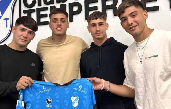 Silva, Morrone, Tirotta y Calzón, luego de la firma con Temperley.