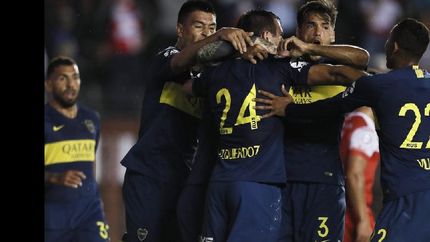 Todos los abrazos para Carlos Izquierdoz, que con un cabezazo le dio la victoria a Boca.