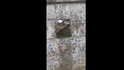 Por este agujero ingresaron los delincuentes al club.