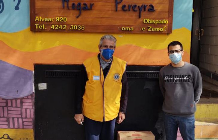 Alberto, presidente del club, entregó las donaciones al hogar.