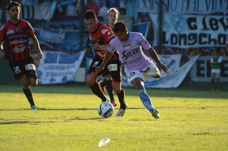 Temperley utiliz&oacute; en cancha de Arsenal una camiseta lila frente a Patronato.