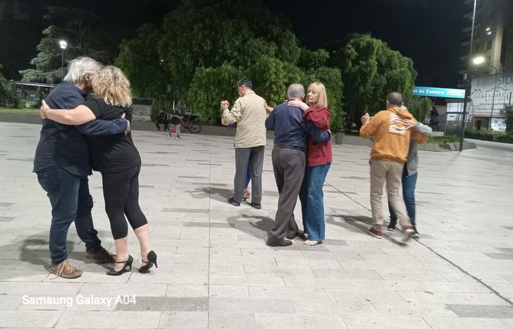 El Encuentro Milonguero, en la Plaza Grigera, es abierto y a la gorra.