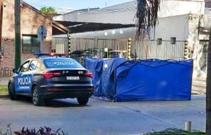 El cuerpo del hombre fue tapado por la Policía.
