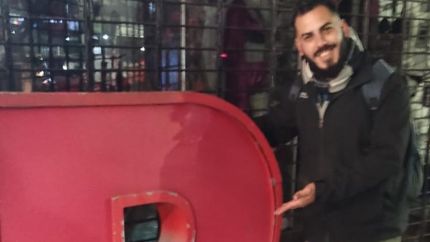 Roberto y sus amigos se trajeron la R de Garbarino para entregársela a Rodrigo.