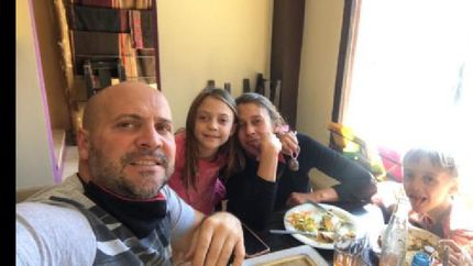 Pablo junto a su familia en el complejo que tienen en Tilcara.