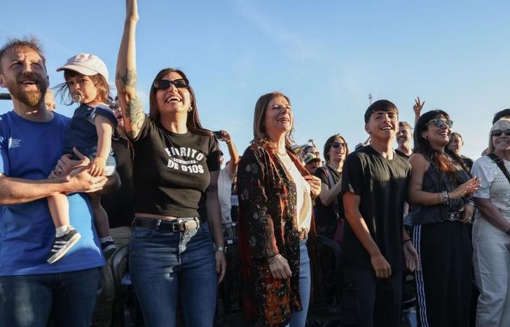 Federico Otermín, junto a Daniela Vilar, Gianinna Maradona, Claudia Villafañe y Benjamín Agüero, presentó Comunidad de D10s en Fiorito, en homenaje a Diego Maradona.