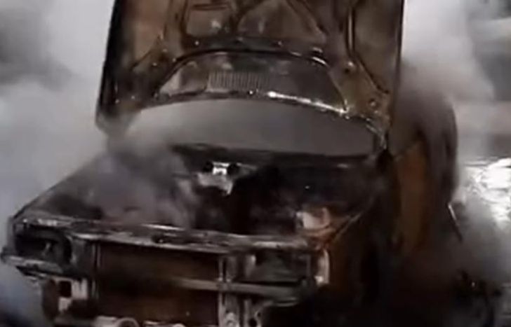 El auto apareció prendido fuego.