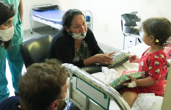 Otermín y Vilar dialogando la madre de una nena internada.