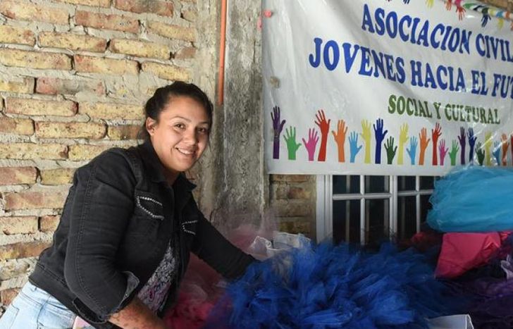 Romina tiene la asociación civil en su casa, donde además cuenta con los vestidos para los cumpleaños de 15.