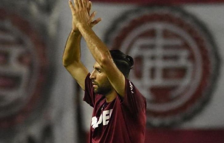 Diego Valeri fue ovacionado en la Fortaleza. Todo parece indicar que fue su último partido en Lanús.