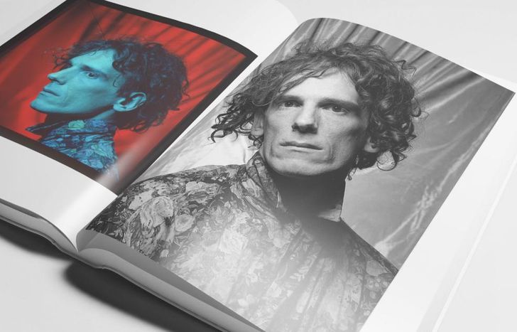 Un libro con fotos de Luis Alberto Spinetta.