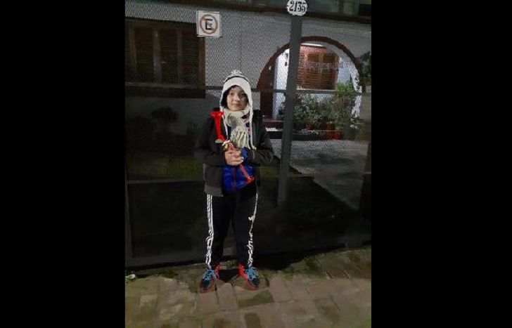 Giancluca juega al vóley y ese instrumento lo usa para alentar a sus compañeros.