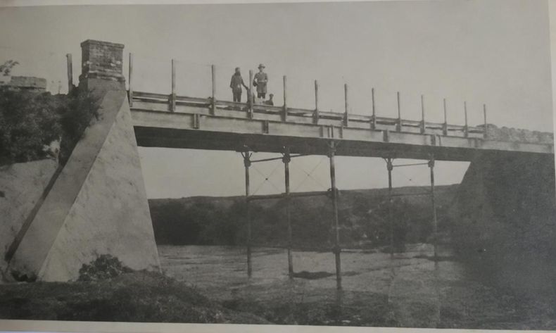 El municipio tenía bajo su administración un puente ubicado unos 850 metros aguas abajo del actual.
