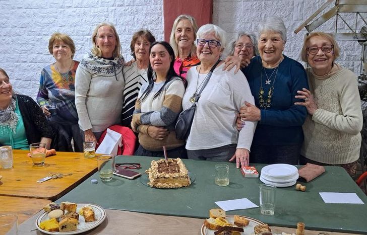 El espacio permite a los asistentes compartir un grato momento entre charlas, anécdotas y, por supuesto, exquisiteces.