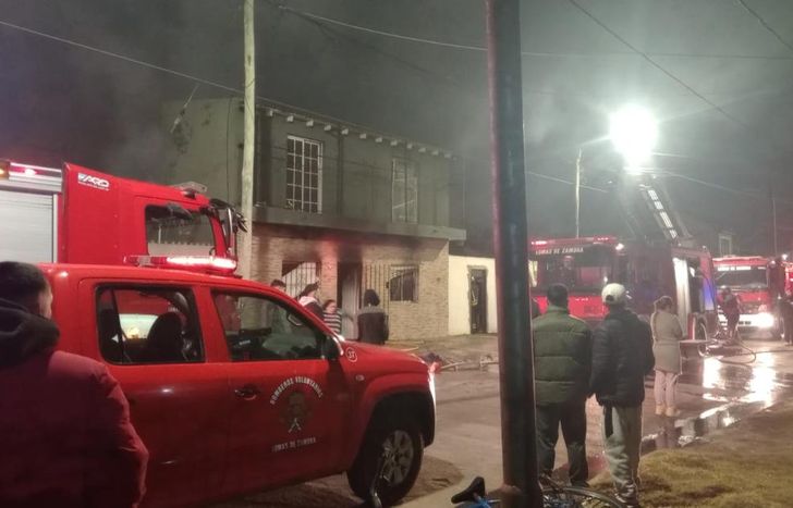 Hubo un amplio operativo de Bomberos, Defensa Civil y Emergencias Lomas.