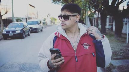 Juan camina las calles de Centenario, el lugar en el que creció y donde forjó su sueño de ser artista.