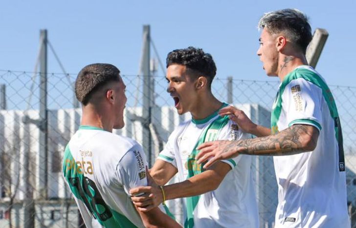 El festejo del Taladro tras el gol de Echeverría sobre la hora.