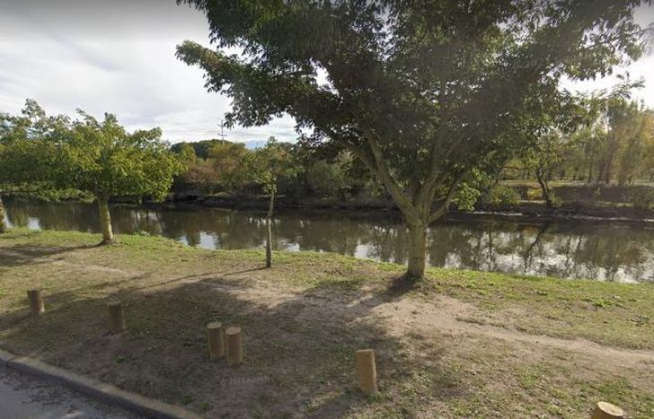 Había sido encontrada tendida en un terraplén.