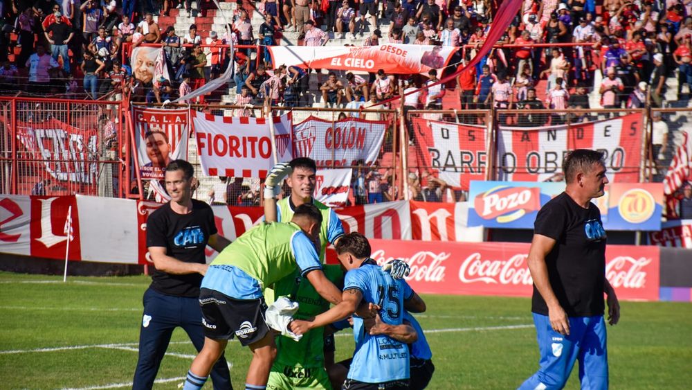 El festejo de Temperley en el clásico del sur. El festejo de Temperley en el clásico del sur.