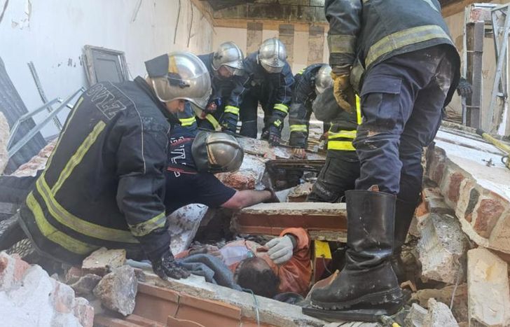 La víctima había quedado inmóvil debajo de los escombros.