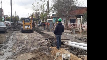 las cuadrillas trabajan en el frente situado en la intersección de las calles El plumerillo y baradero.