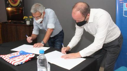 Insaurralde, junto a presidente de Los Andes, sellan el acuerdo.