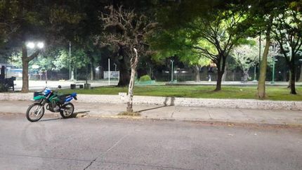 Calles y espacios públicos vacíos.