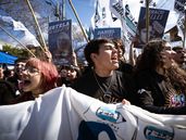 Más de 2 mil jóvenes marcharon por las calles de Lomas.