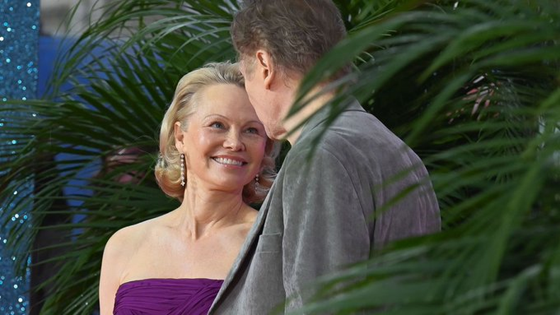 Pamela Anderson y Liam Neeson.