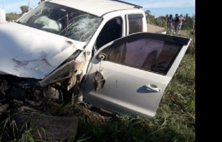 Así quedó el vehículo al atropellar a las dos motos.