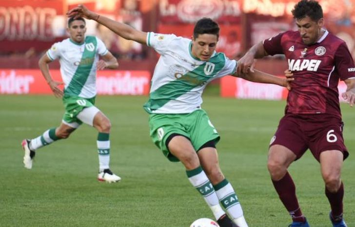 Cruz protege el balón con la marca de Braghieri.