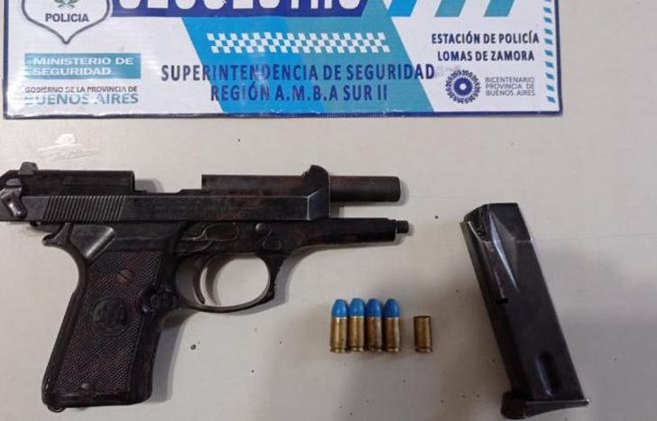 Además de las detenciones, se secuestraron armas y vehículos.
