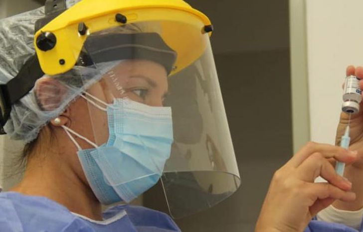 Vacunan a personal de salud en Llavallol y en el Gandulfo.