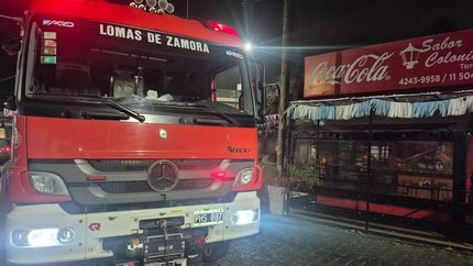 Los Bomberos de Lomas, en el lugar del incendio. Los Bomberos de Lomas, en el lugar del incendio.