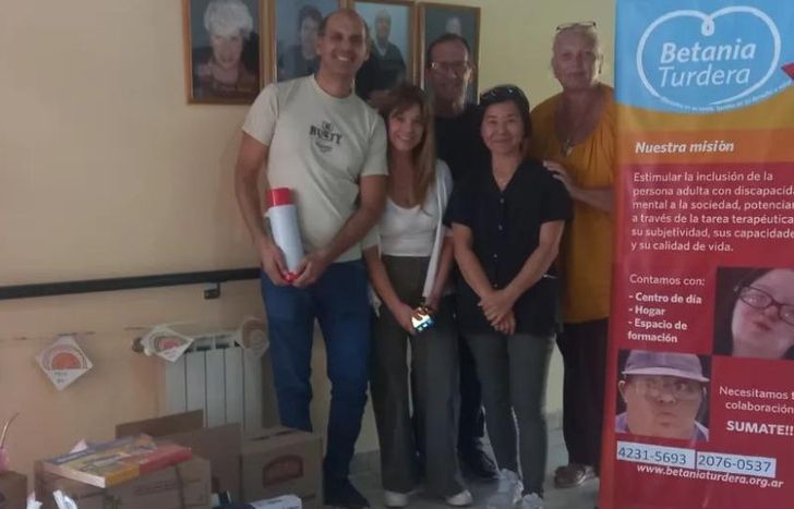 Todo el grupo de Betania a la espera de las donaciones.