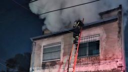 Se prendió fuego una casa de dos plantas.