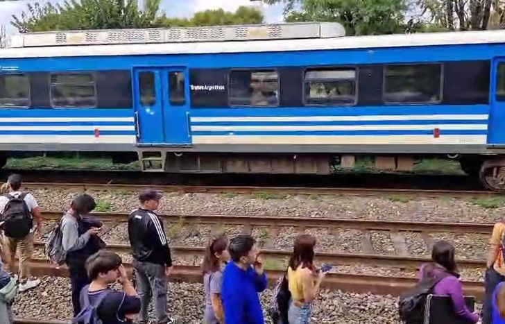 Los pasajeros tuvieron que caminar por las vías.