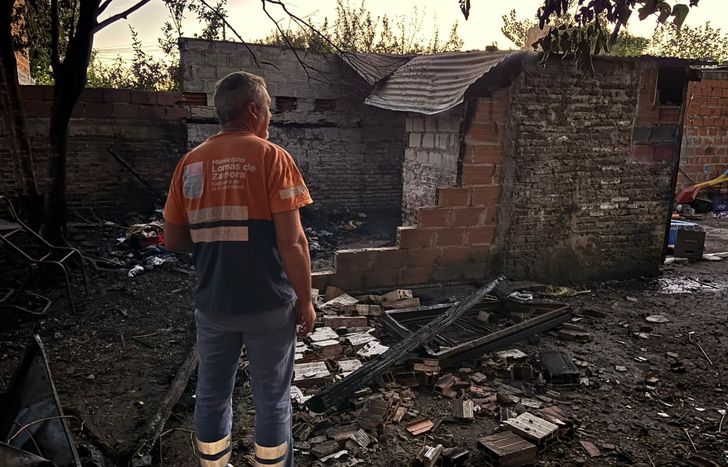Defensa Civil en el lugar del incendio.