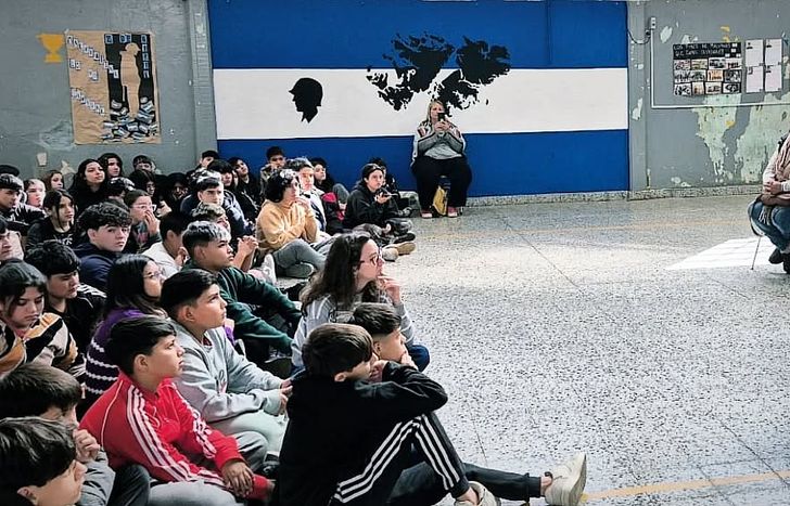 Uno de los ex alumnos de la escuela de Temperley y veterano de Malvinas se emocionó al volver a ese lugar para relatar su historia.&nbsp;