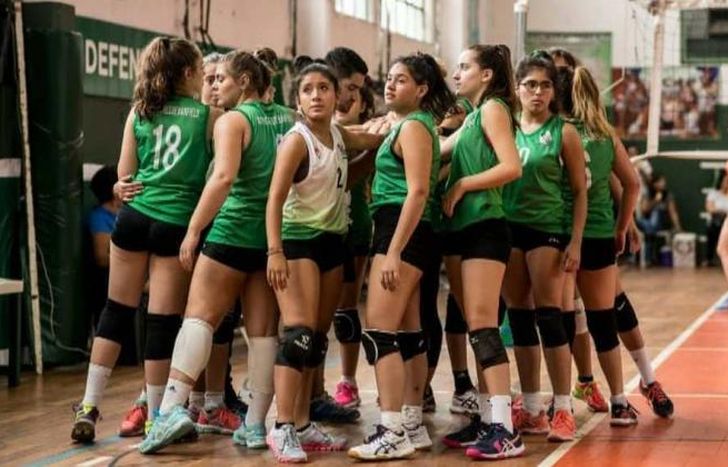 Las chicas quiere cambiar las camisetas.