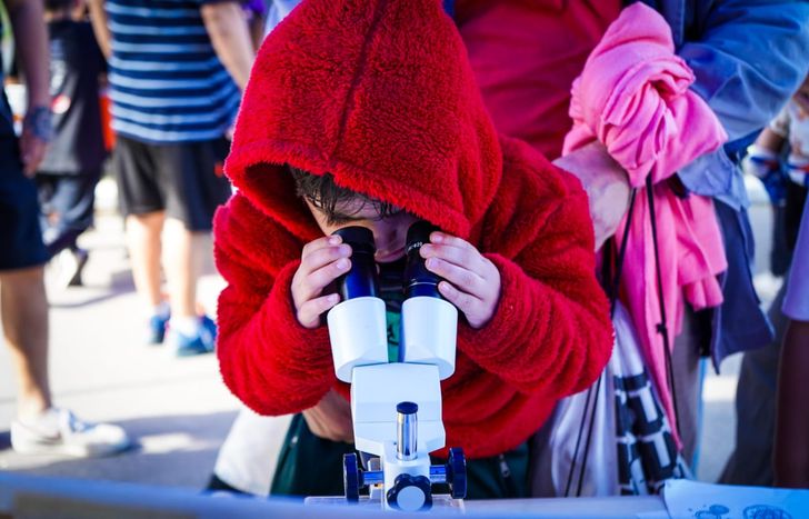 Chicos y chicas de Lomas pudieron jugar y aprender sobre ciencia.