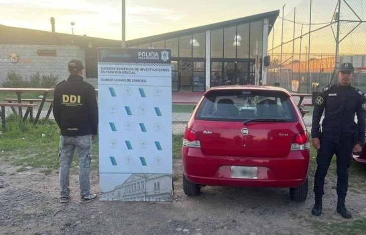 El auto robado, incautado por la Policía.