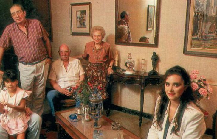 La familia Alende en la casa que diseñó el propio Oscar.