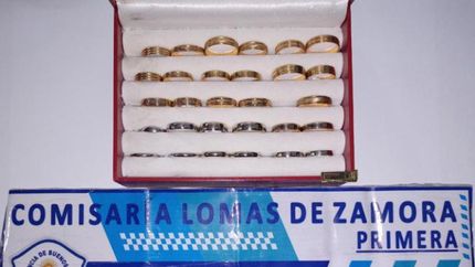 lomas: rompio una vidriera con un martillo y se llevo 29 anillos de oro