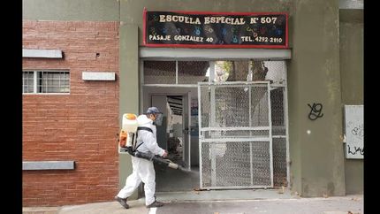 Desinfectan todas las escuelas de Lomas antes y después de la entrega de alimentos