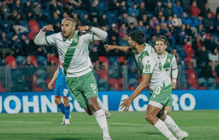 Adrián Balboa encaminó el triunfo de Banfield en Victoria.