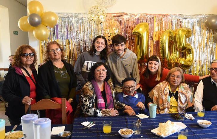 Anastasio, rodeado de los hijos, nietos y bisnietos.