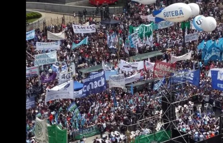 Miles de columnas en las calles hacia Congreso.