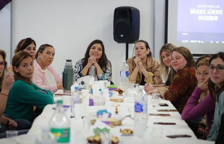 Hubo un encuentro con funcionarias, referentas, trabajadores y acompañantes.