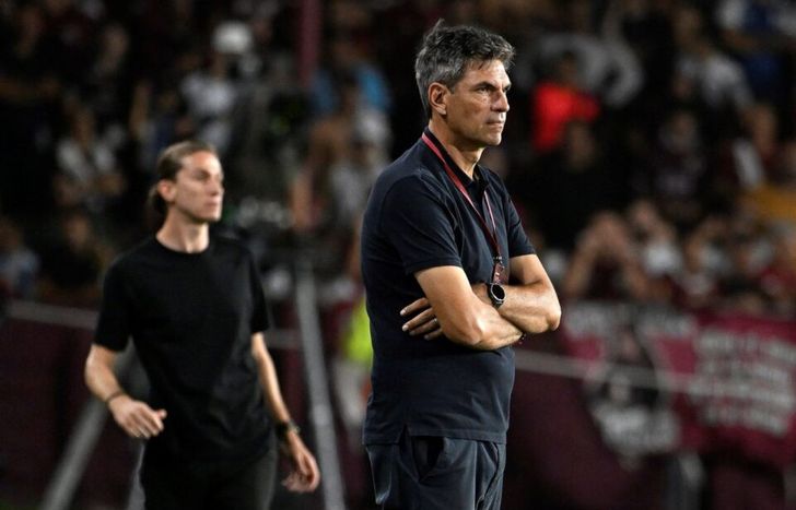 Pellegrino le ganó la batalla táctica a Felipe Luiz en el primer duelo copero.